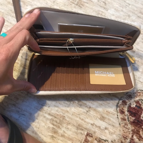 ❌SOLD❌NWT Michael Kors Lg Travel Wallet/Wristlet - Picture 8 of 8